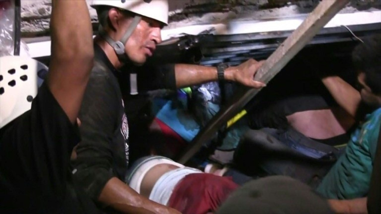 Equateur: les sinistrés du séisme cherchent leurs disparus à mains nues dans les ruines