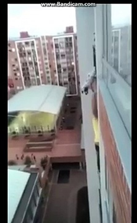 Un homme sauve un chien suspendu à un balcon en...