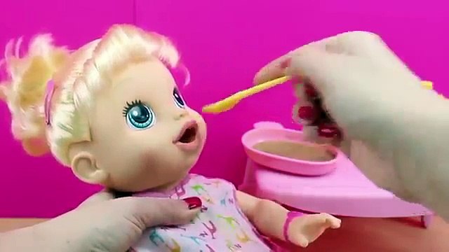 Baby Alive en español Muñeca Baby Eva que habla Italiano y hace pipi y popo en el pañal