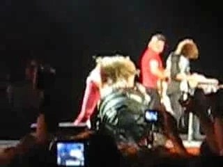 Aerosmith - Steven tyler with a fan - Bercy 2007