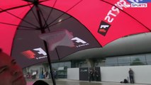 F1 China Grand Prix 2016 - Qualifying - Ted Kravitz battle with his umbrella and loses his notebook