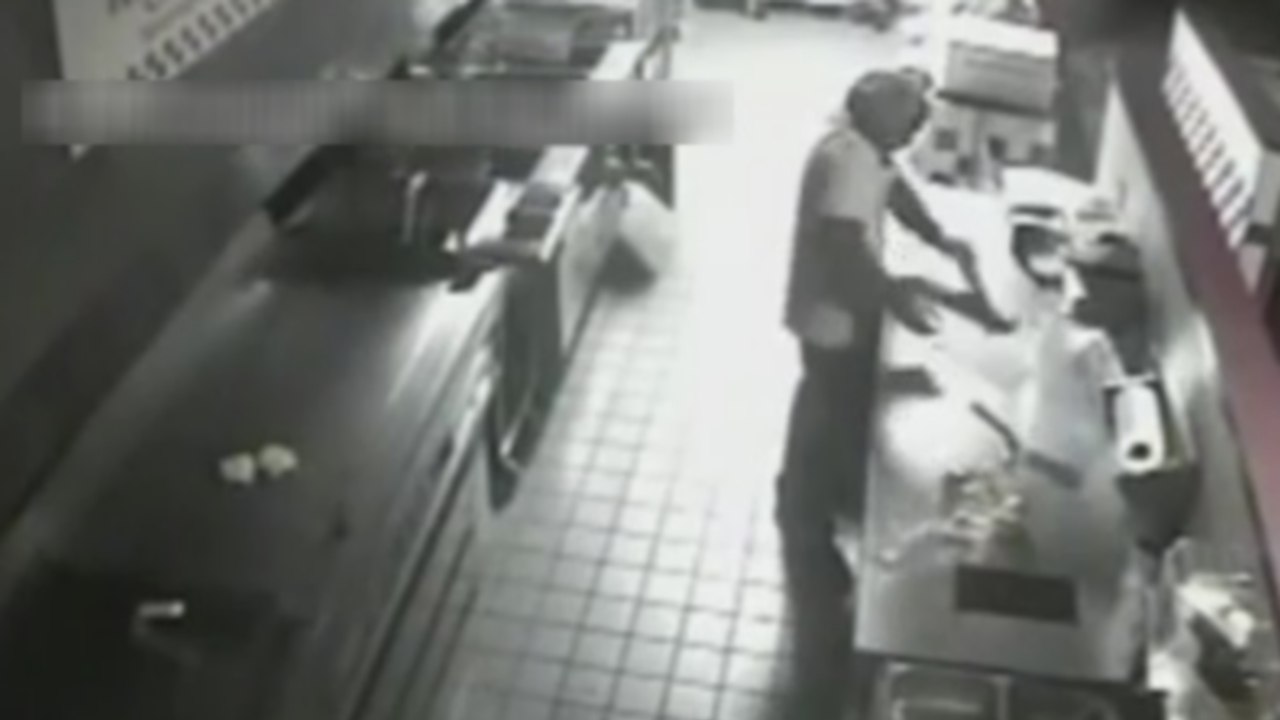 Un cambrioleur rentre dans un Five Guys pour se préparer un hamburger en pleine nuit