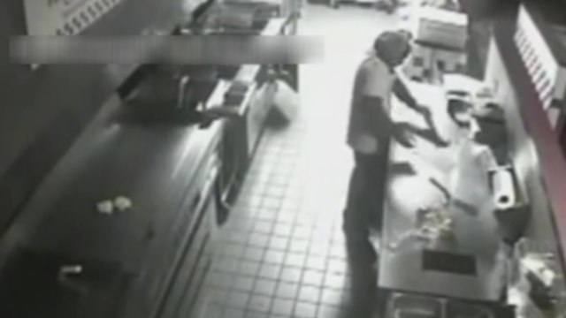 Un cambrioleur rentre dans un Five Guys pour se préparer un hamburger en pleine nuit