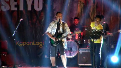 Gantengnya Vicky Prasetyo Dikelilingi Mantan Pacar