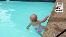 سولہ ماہ کا ایک بچہ جو کہ ایک ماہر تیراک هے