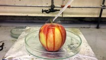 Un puissant acide entre en contact avec une pomme, découvrez le résultat