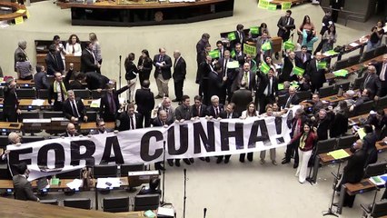 Télécharger la video: Importantes agitation à la Chambre des députés au Brésil