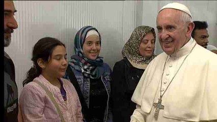Papa reclama responsabilidad al mundo y se lleva a Roma a doce refugiados