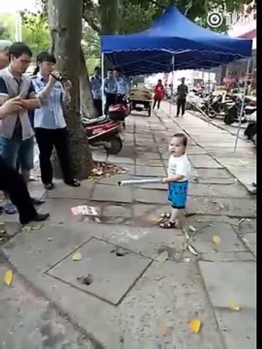 Un petit garçon défend sa grand-mère avec un tube en acier