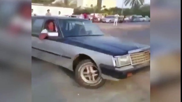 El increíble salto al techo del coche para evitar accidente