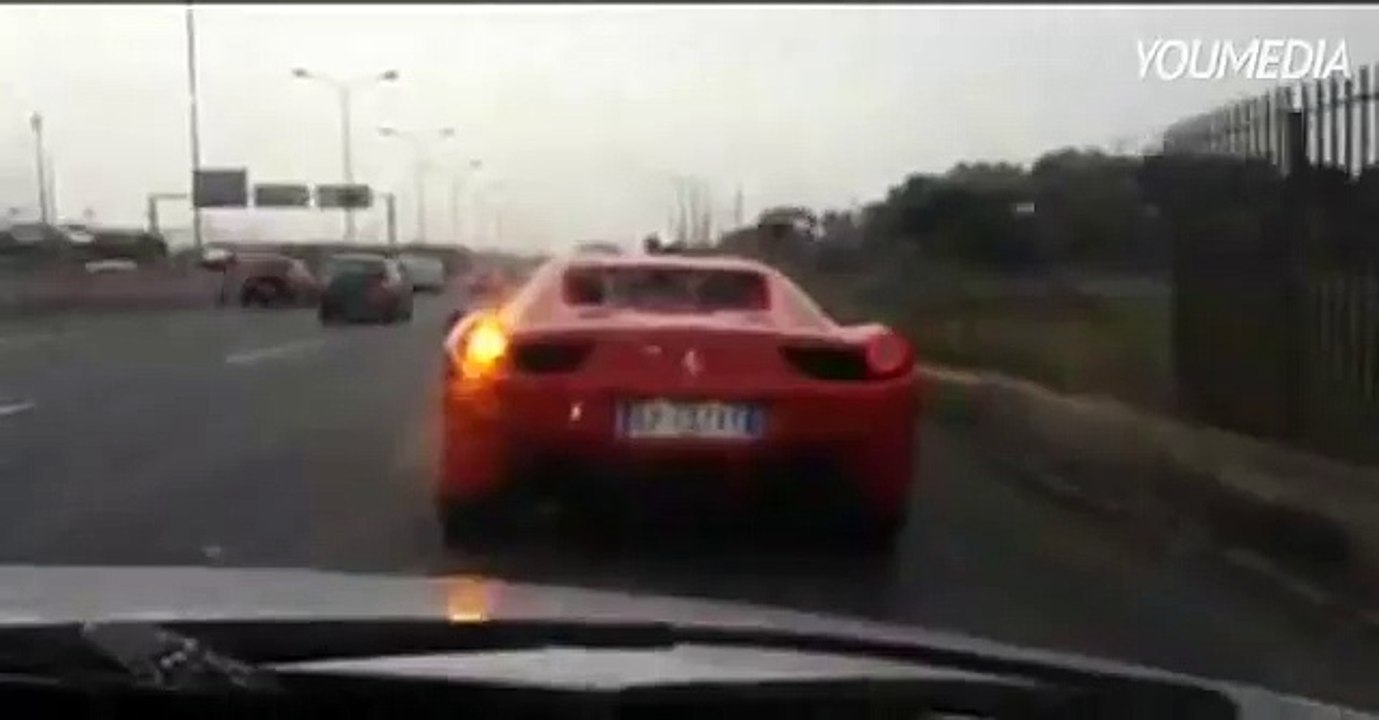 Una Ferrari prova un sorpasso in autostrada ma si schianta
