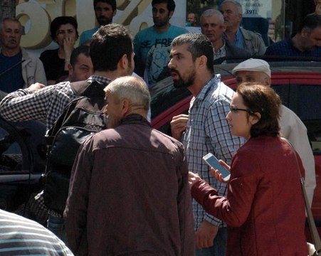 Polis ile cenaze sahipleri arasında kavga... 'Polis silahı karnıma dayadı'
