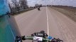 Un motard heurte un chien et manque de peu un camion sur la route ! Gros accident mais beaucoup de chance