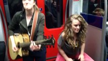 Les passagers du métro se mettent à chanter avec des musiciens dans la rame