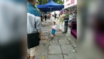 El 'no toque a mi abuela' de este nieto dio la vuelta al mundo