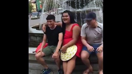 Happy Polla vui vẻ chụp ảnh cùng fans tại Hồ Gươm =))