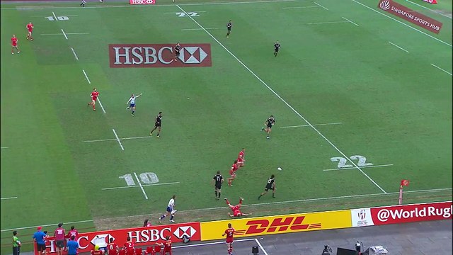 Un arbitre de Rugby mal placé finit par recevoir le ballon sur une passe haha