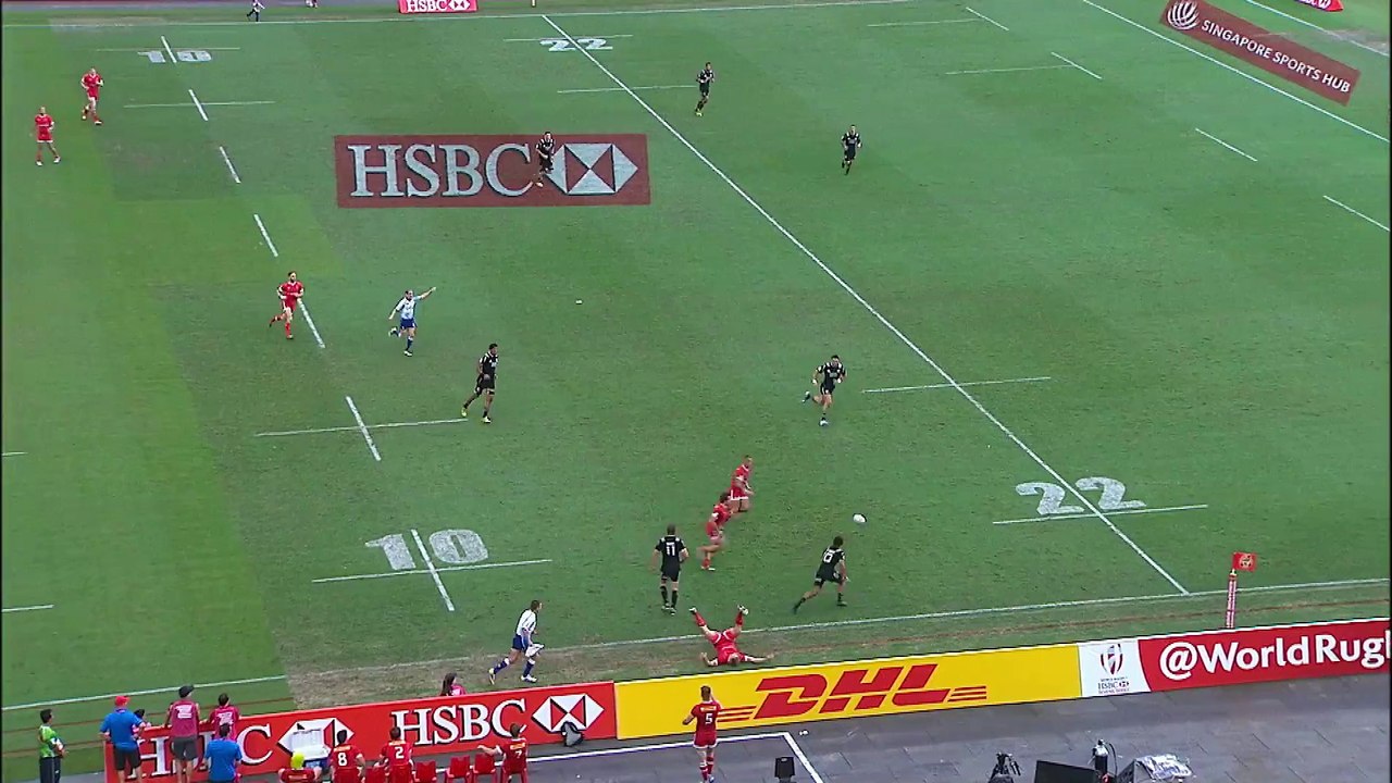 Un arbitre de Rugby mal placé finit par recevoir le ballon sur une passe haha