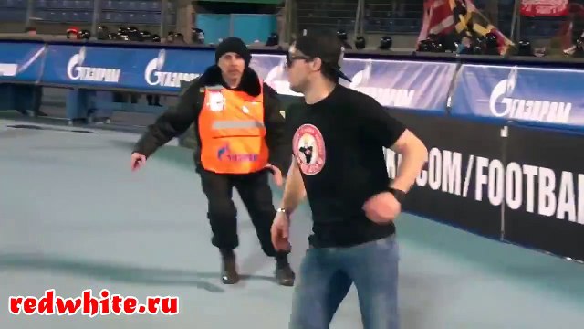 A fan invades pitch after passing security - Spartak Moscow vs. CSKA