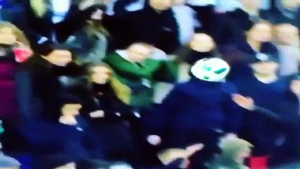 Kadın taraftar neye uğradığını şaşırdı