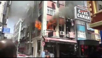 Aksaray'da Yabancı Uyrukluların Kaldığı Bina Alev Alev Yandı