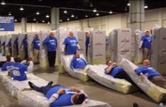 Ils battent le record du monde de domino humain avec matelas