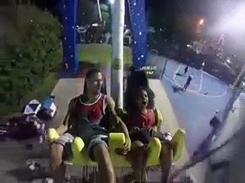 Il pleure de rire alors que sa nièce s'évanouit à plusieurs reprises dans un manège à sensation