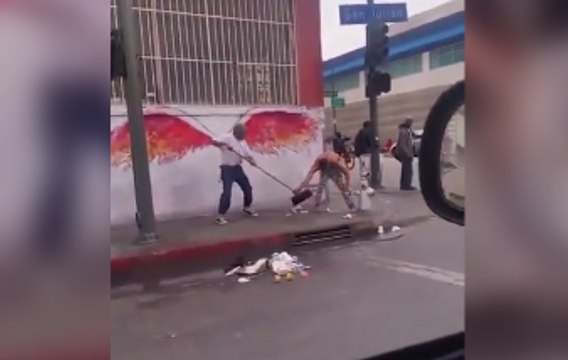 Un homme tente de voler le balai d’un employé dans la rue et va vite le regretter (vidéo)