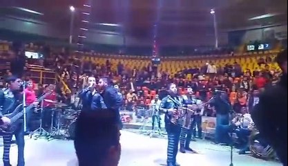 Fan Amenaza a vocalista de MAXIMO GRADO por bailar con su pareja