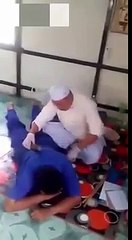 Il remet les vertèbres de ses patients en place à coups de marteau