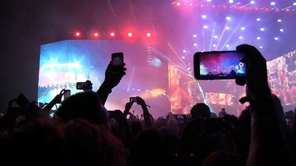 Rihanna surpreende fãs e participa do fã de Coachella