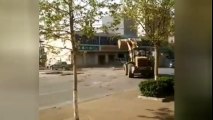 Combat épique entre des engins de chantier en pleine rue en Chine