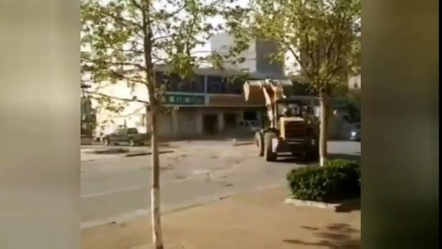 Combat épique entre des engins de chantier en pleine rue en Chine