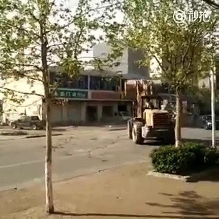 Des chargeurs sur pneus se battent dans un chantier en Chine