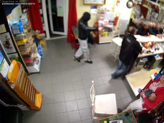 Une commerçante caractérielle fait fuir un braqueur armé