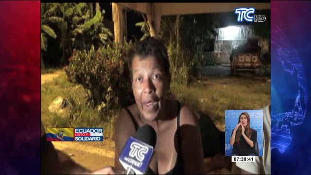 Algunos ciudadanos entregan alimentos a los afectados en Babahoyo