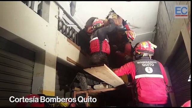 Bomberos resacatan a personas atrapadas en Tarqui