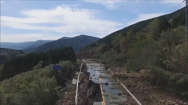 Los equipos de rescate continúan la busqueda de supervivientes
