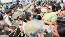 Policías intentan replegar a mujeres que protestan contra la violencia de género en la India