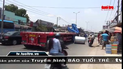 Thắng gắp, xe đầu kéo làm rơi cuộn tôn nặng gần chục tấn