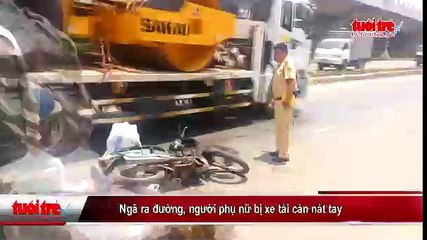 Ngã ra đường, người phụ nữ bị xe tải cán nát tay