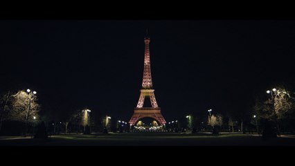 Paris : Iron Man joue avec la Iron Lady