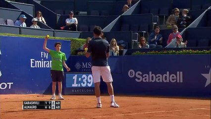 La chute hilarante d'un ramasseur de balles