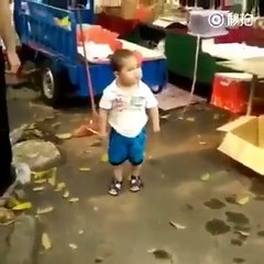 VIDEOJA e këtij djaloshi ka bërë xhiron në rrjetet sociale. Ja se si e mbronë nënën nga policia