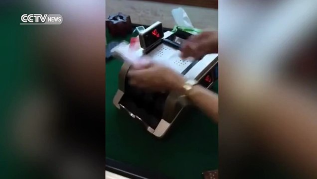 Attention arnaque ! Certains compteuses de billets volent les clients !