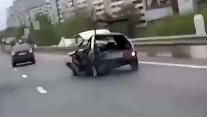 Cette voiture accidentée roule encore ! Dingue !