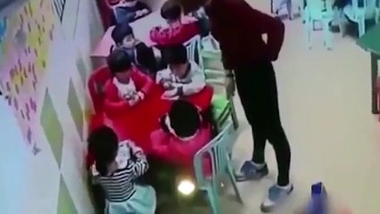 Abuela 'da su merecido' a maestra que golpeaba a su nieta