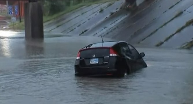 Un journaliste sauve un homme de la noyade pendant son direct
