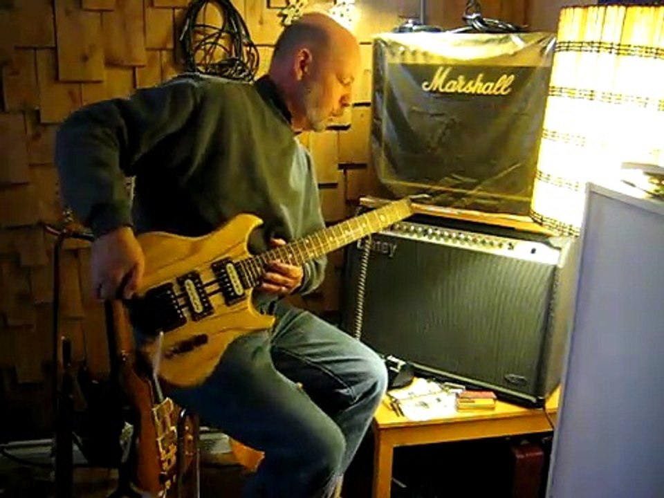 Headless Guitar Test 2.AVI