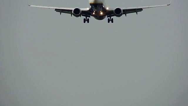 EI-DCO (Ryanair) Landing At East Midlands Airport *Yawn*